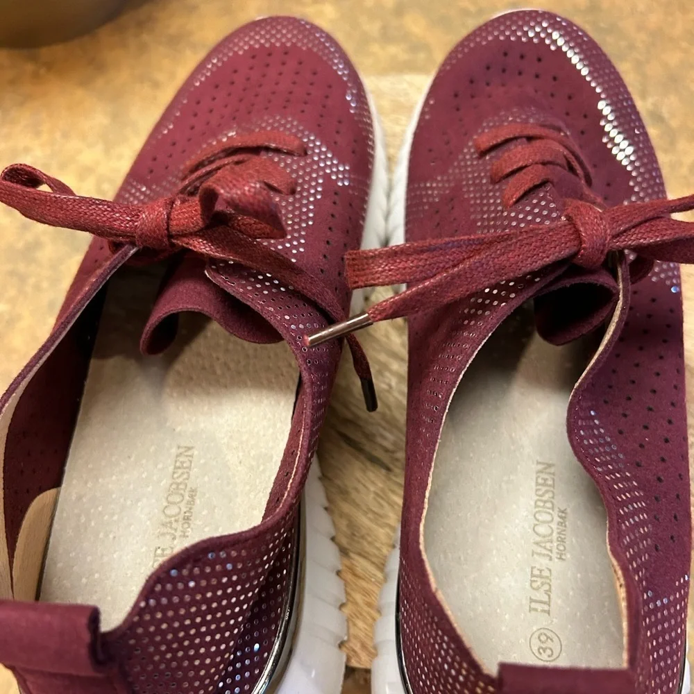 Isle Jacobsen Burgundy Comfort Sneakers